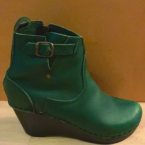 No.6 brand wedge boots, beautiful hunter green on a black stained 3” wedge heel